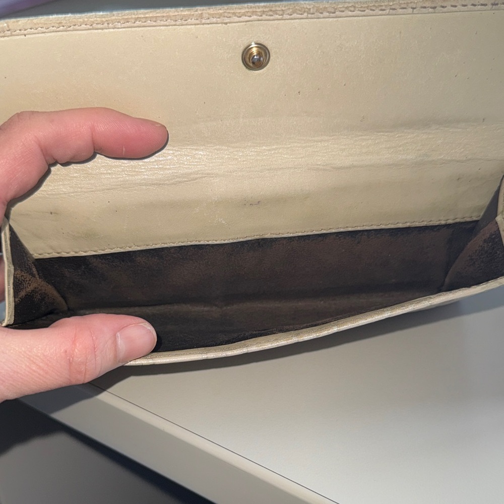 Authentic Gucci included COA certification Gold Embossed wallet - Picture 4 of 16